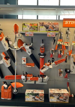 Variedad de maquinaria de jardin y motosierras en tienda especializada STIHL en Malaga