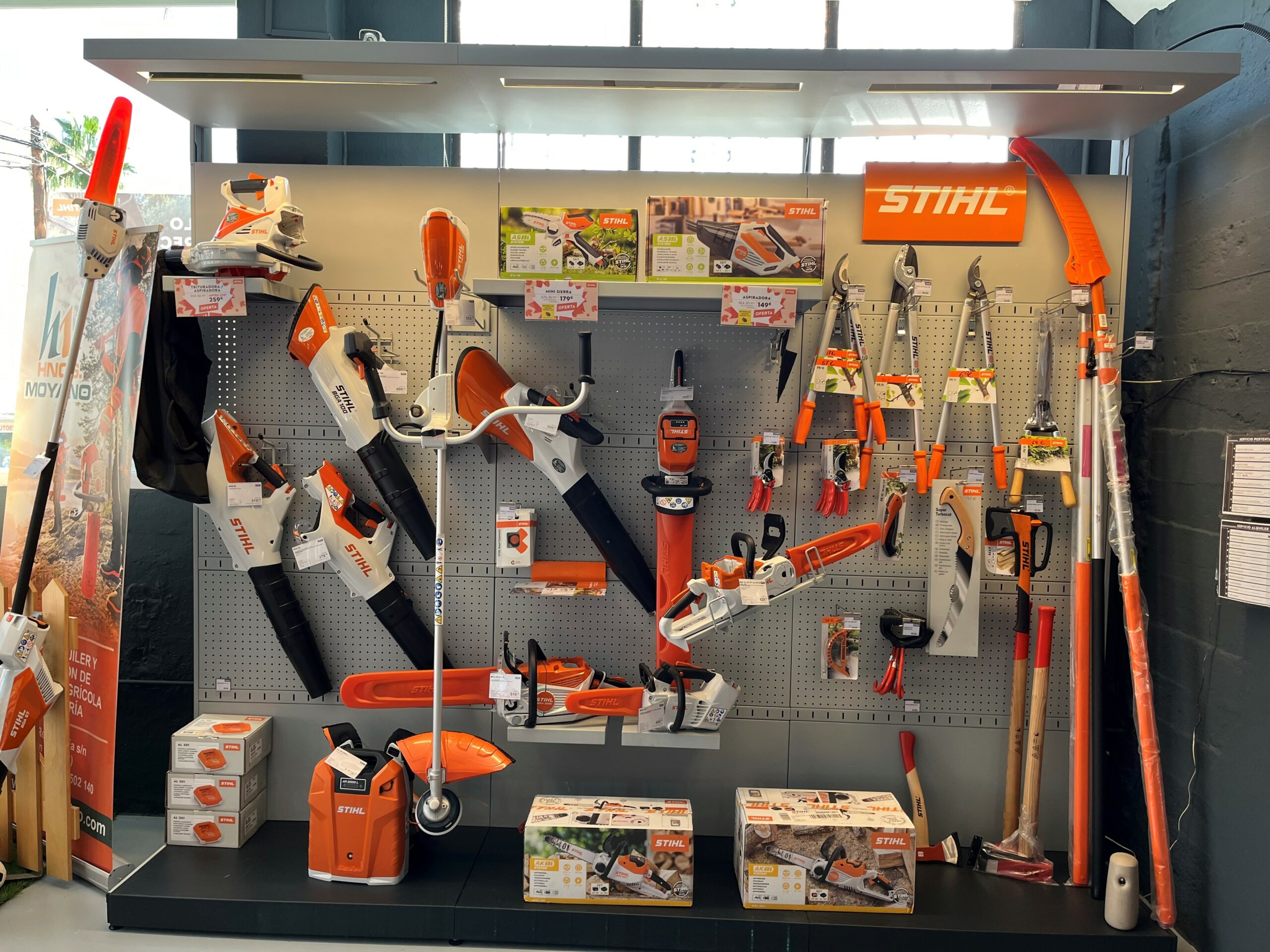 Variedad de maquinaria de jardin y motosierras en tienda especializada STIHL en Malaga