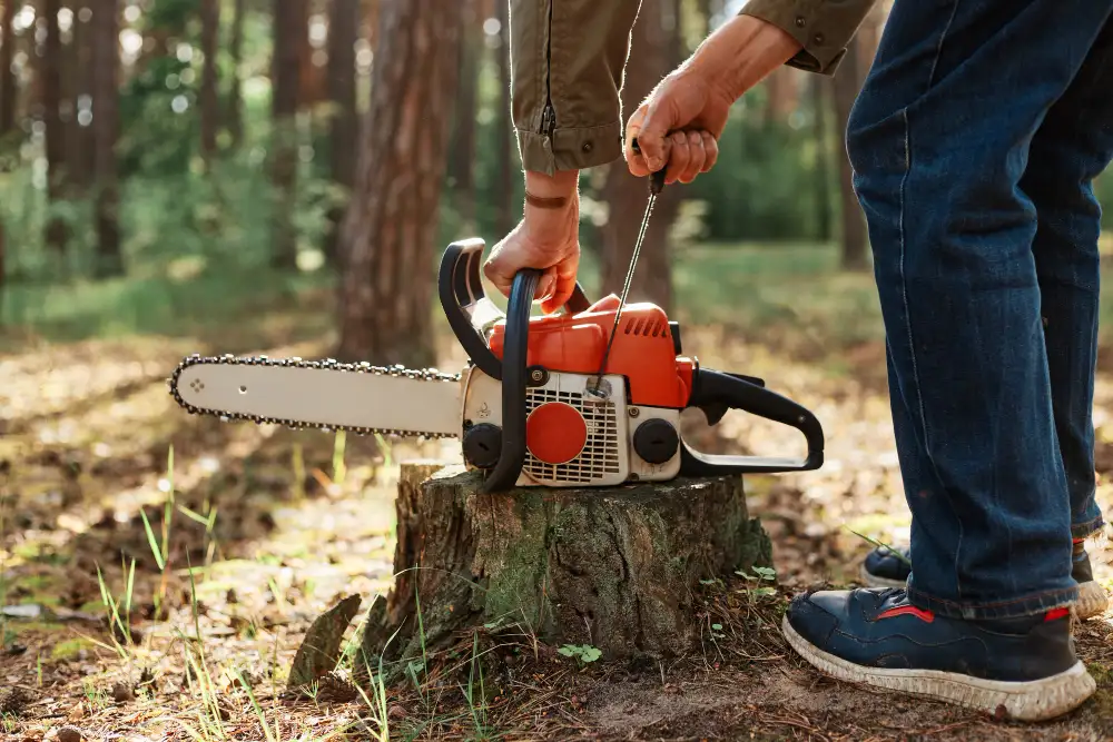 hombre usando motosierra para cortar un tronco